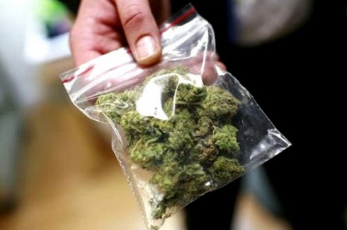 Le tan khach san ban can sa hinh anh