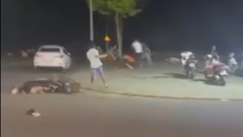 Hai nhom thanh nien hon chien trong dem, 3 nguoi nguy kich hinh anh