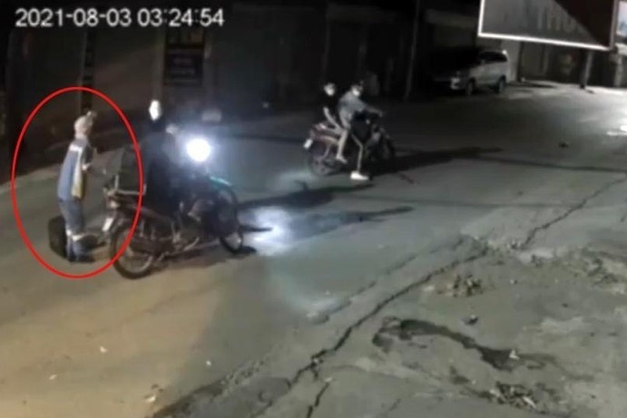 Tam giu nhom tan cong nguoi di duong de cuop xe may hinh anh