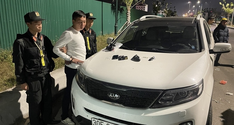 Kiem tra oto, phat hien nghi pham tang tru sung va ma tuy hinh anh