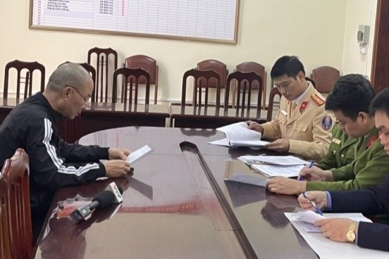 Tai xe say xin, danh ran xuong ngon tay cong an hinh anh