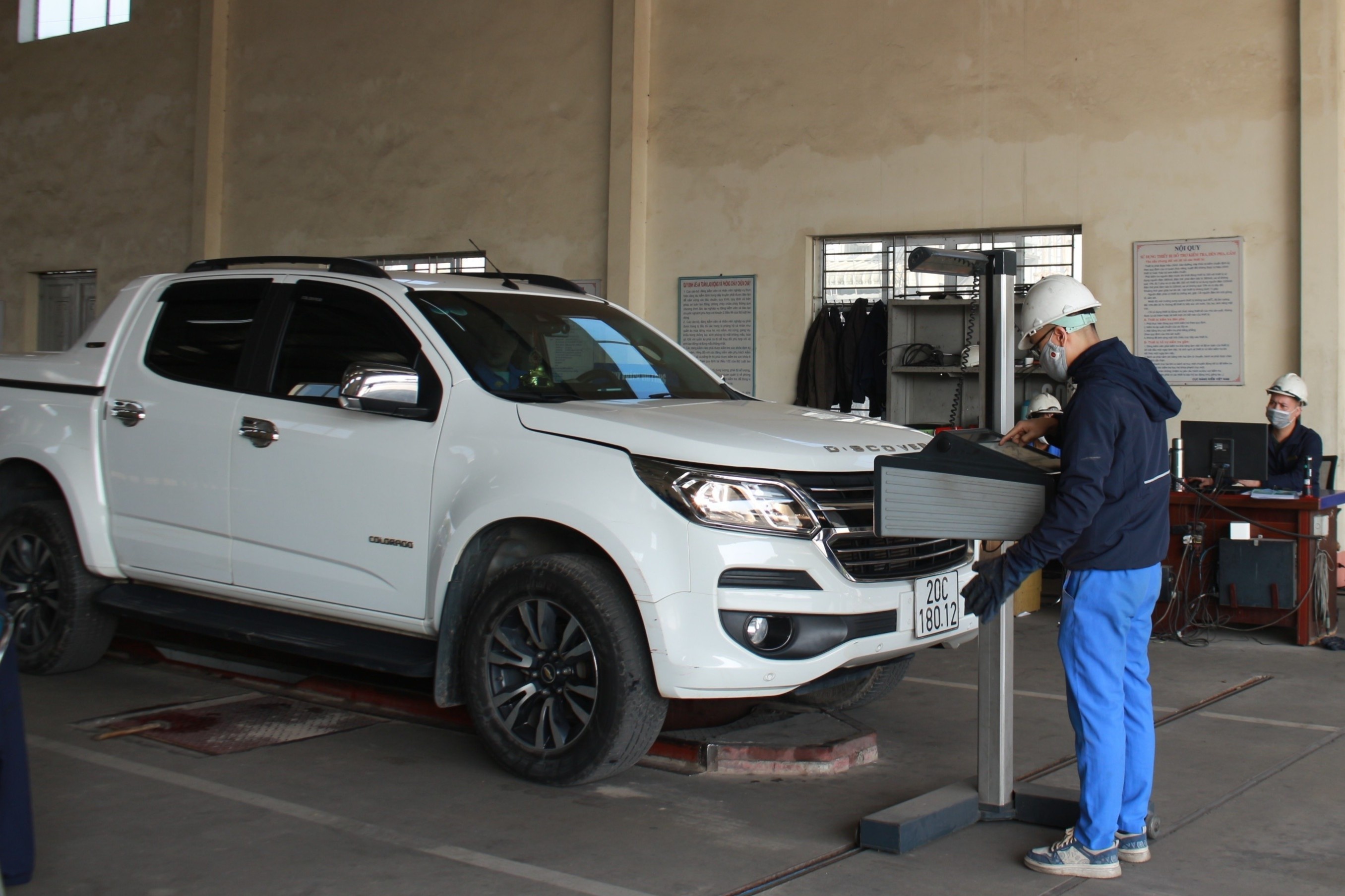 Muc phat cho nguoi dieu khien xe het han su dung hinh anh