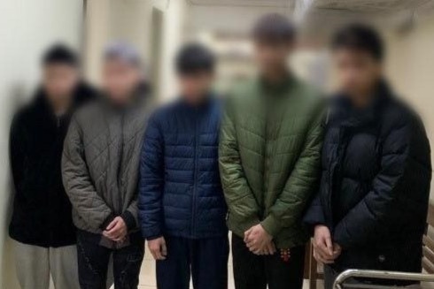 Bat giu nhom thanh nien chem dong nghiep hinh anh