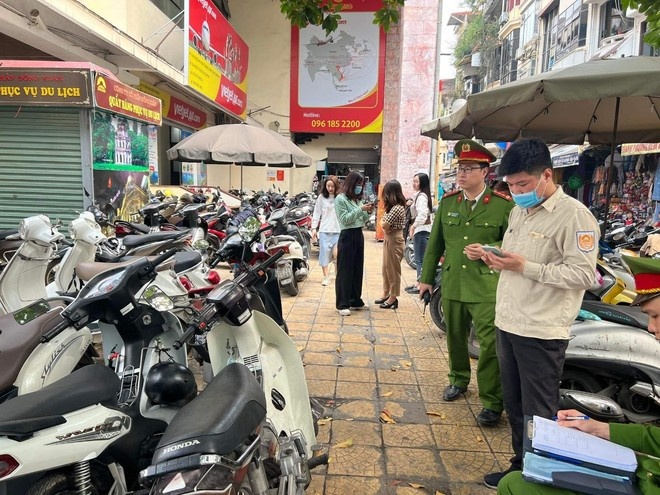 Khong phat ve, nhan vien trong xe tu y thu tien dut tui hinh anh