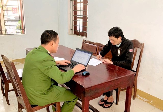 Khoi to nguoi dan ong thue oto di mua ma tuy hinh anh