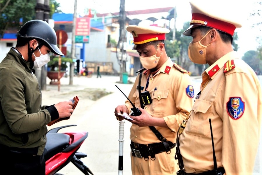 Khong di xe cong vu, CSGT co duoc dung phuong tien de kiem tra? hinh anh