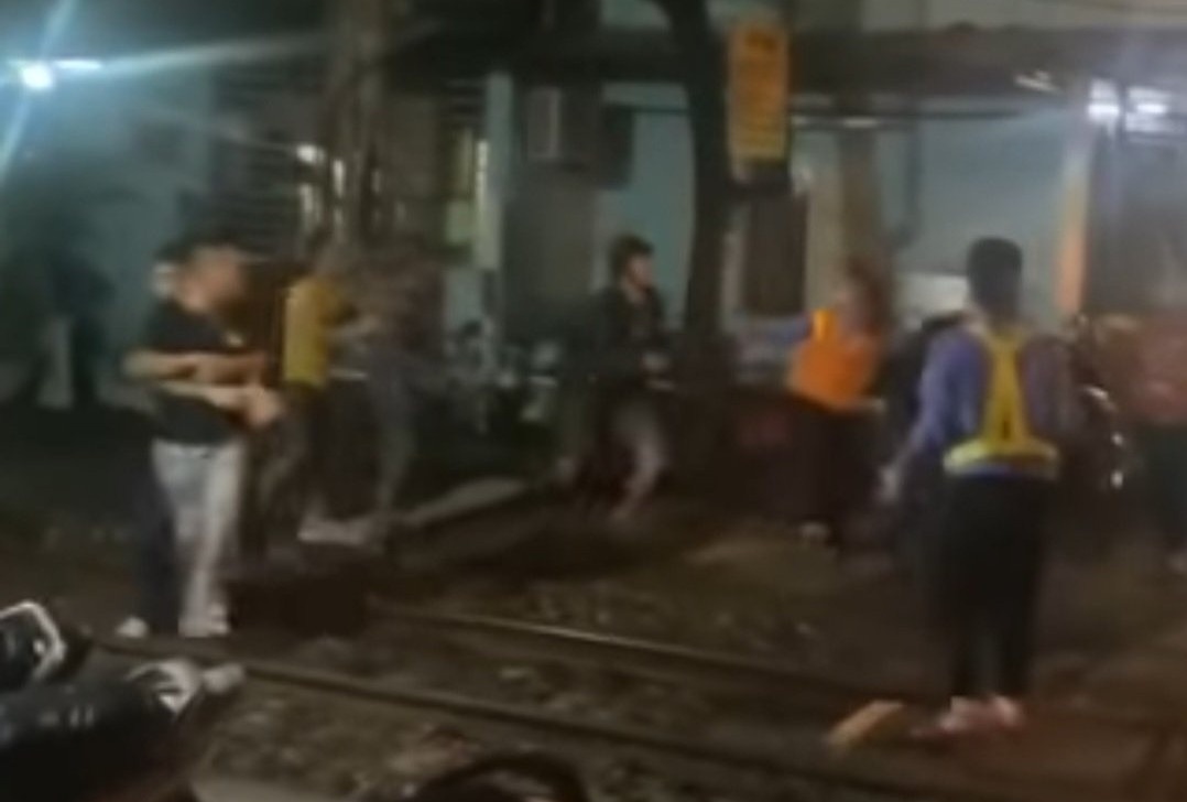 Nhan vien gac chan tau bi nhom nguoi hanh hung hinh anh