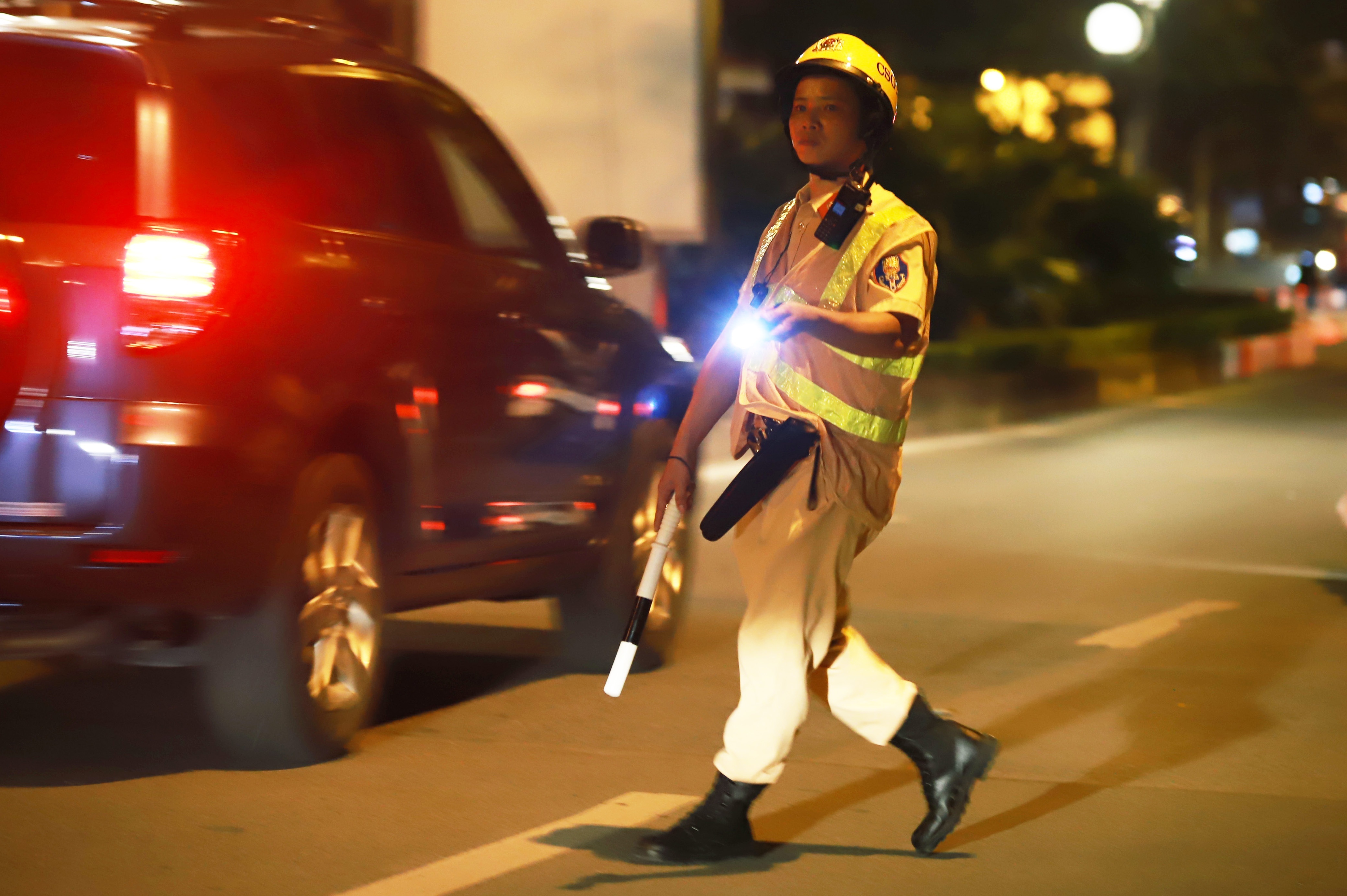 CSGT duoc dung vu luc trong truong hop nao? hinh anh