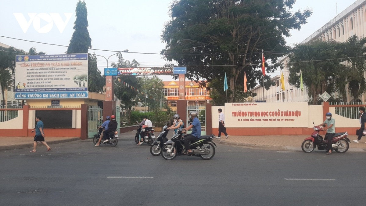 Tam giu giao vien co lien quan vu nhan tin 'ga tinh' nu sinh lop 8 hinh anh