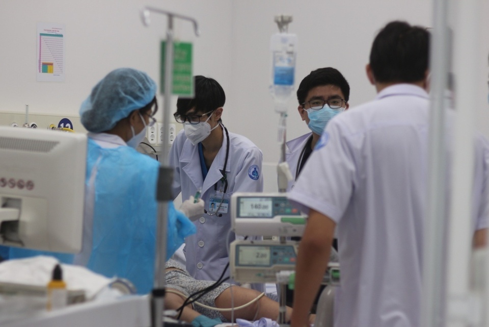 Cha me co phai tam ung vien phi de con duoc cap cuu? hinh anh