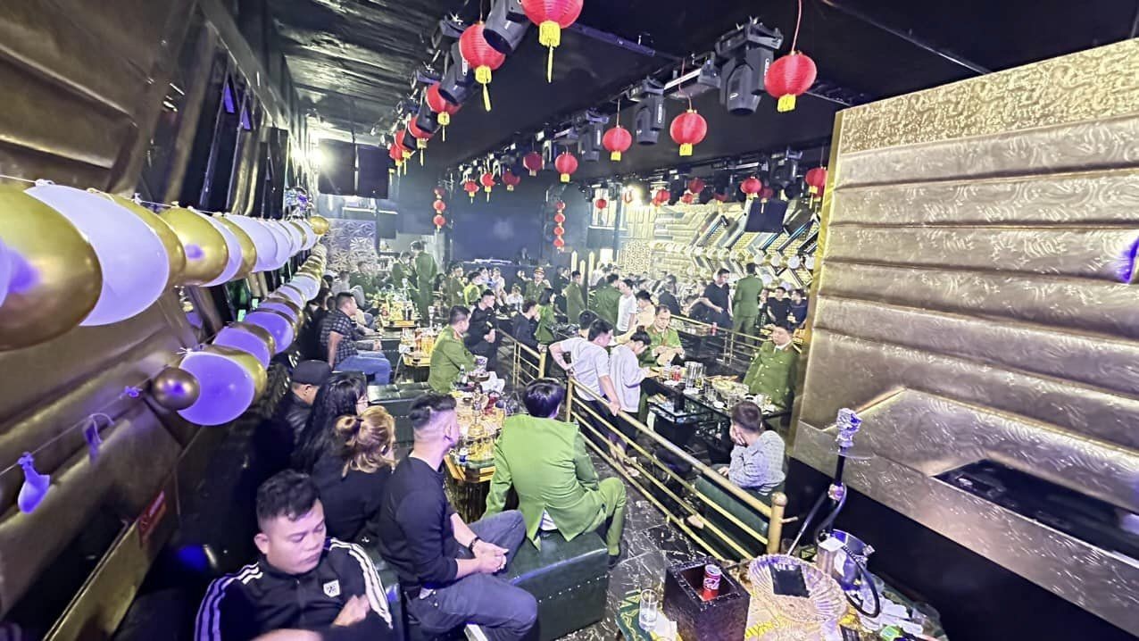 87 nguoi bay lac anh 1