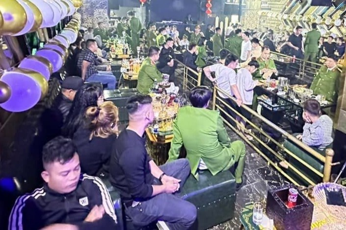 Hang chuc nguoi bay lac trong lounge Louis hinh anh