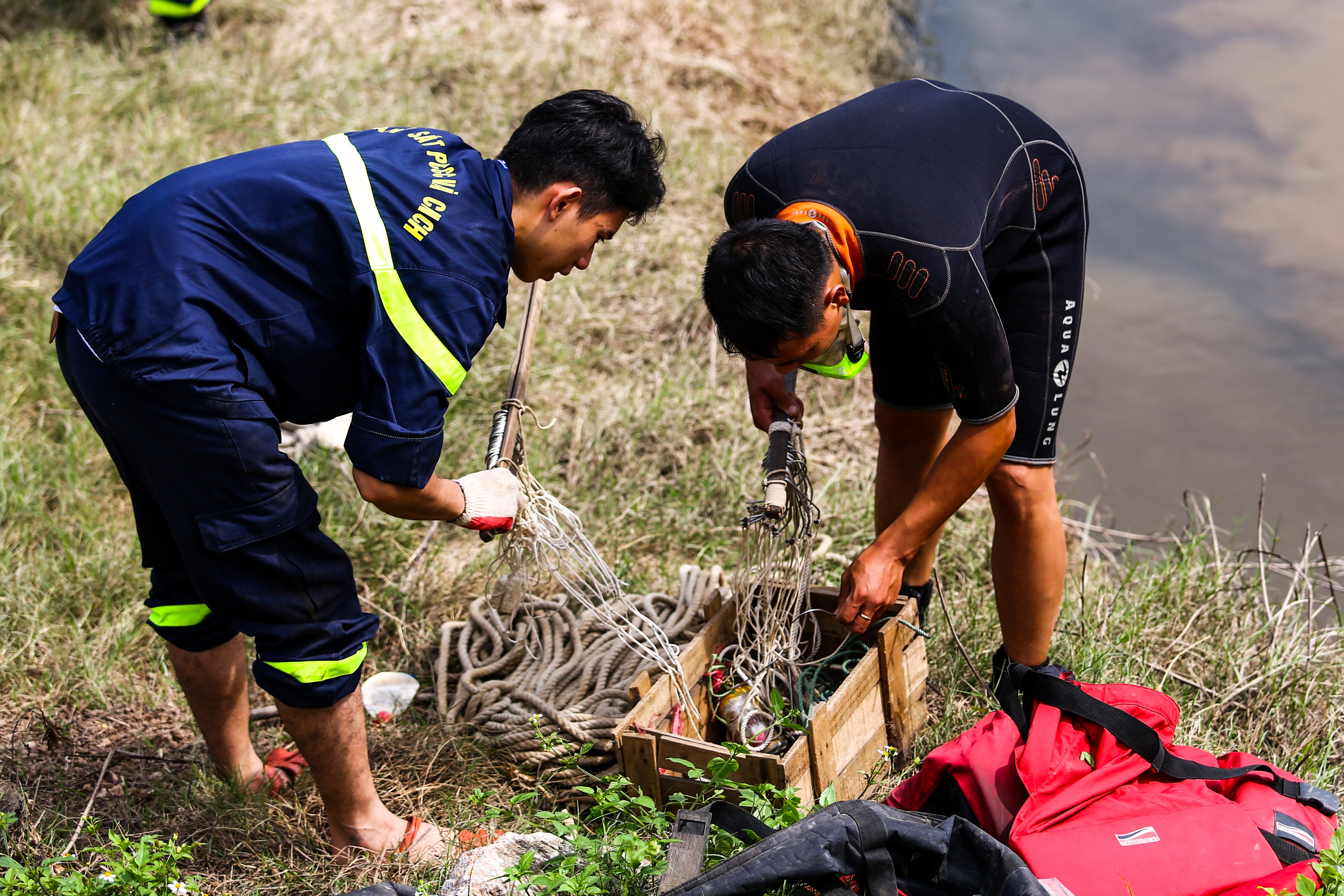 Tam giu hinh su nguoi phu nu be 2 con di tu tu hinh anh