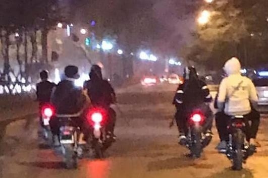 Mang hung khi di giai quyet mau thuan, 20 thanh thieu nien bi khoi to hinh anh