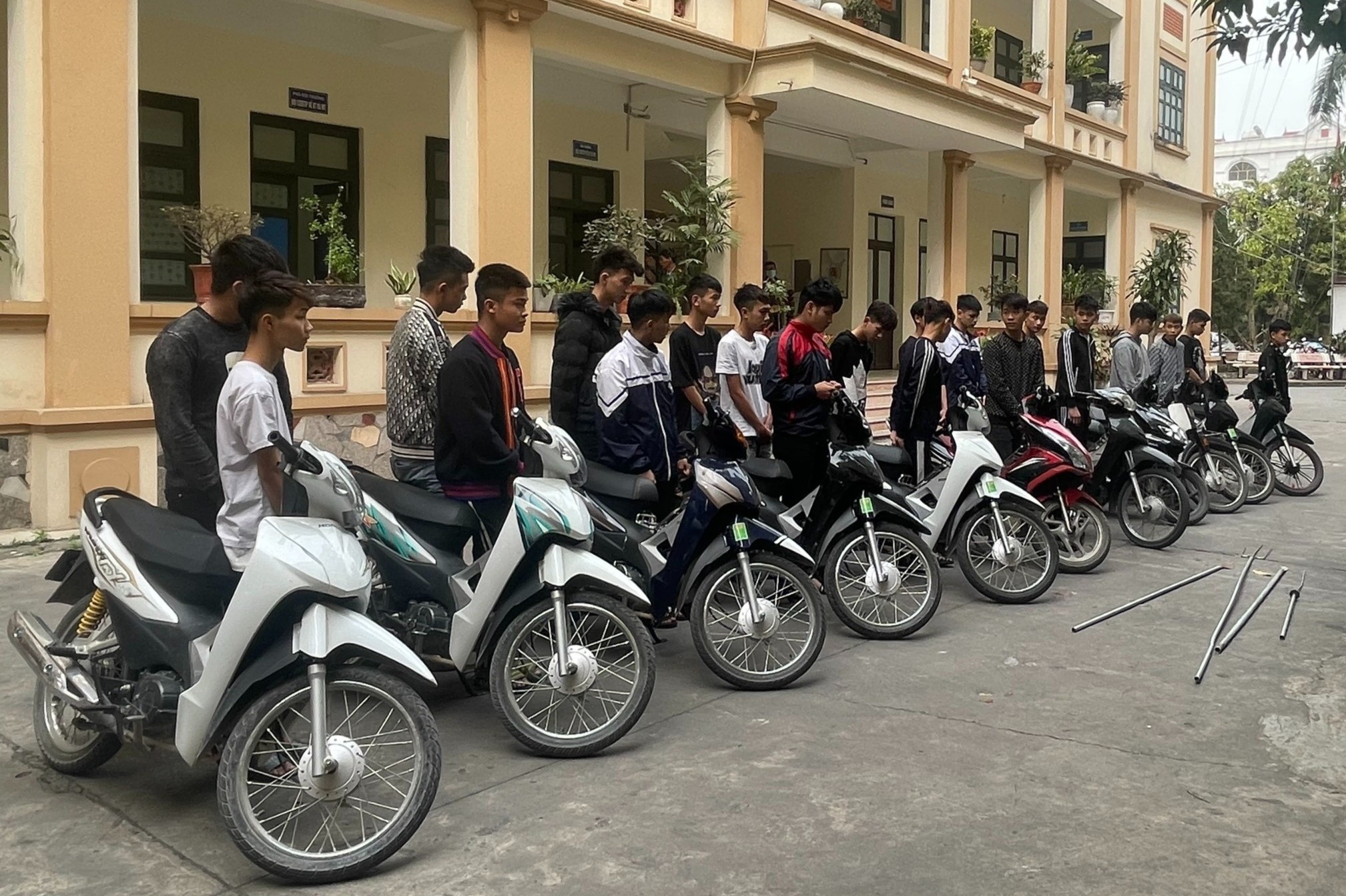 20 thanh niên gây rối ảnh 1 20 thanh nien gay roi anh 1