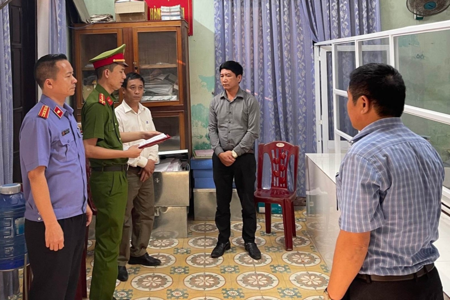 Can bo tu phap nhan hoi lo hon 100 trieu khi lam thua ke hinh anh