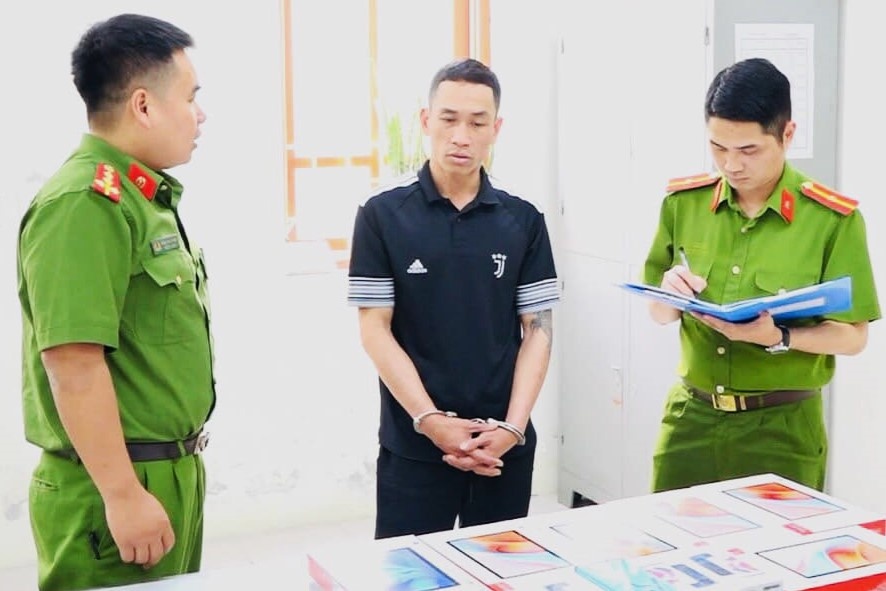 Nghi pham tu dam dao vao co de uy hiep cong an hinh anh