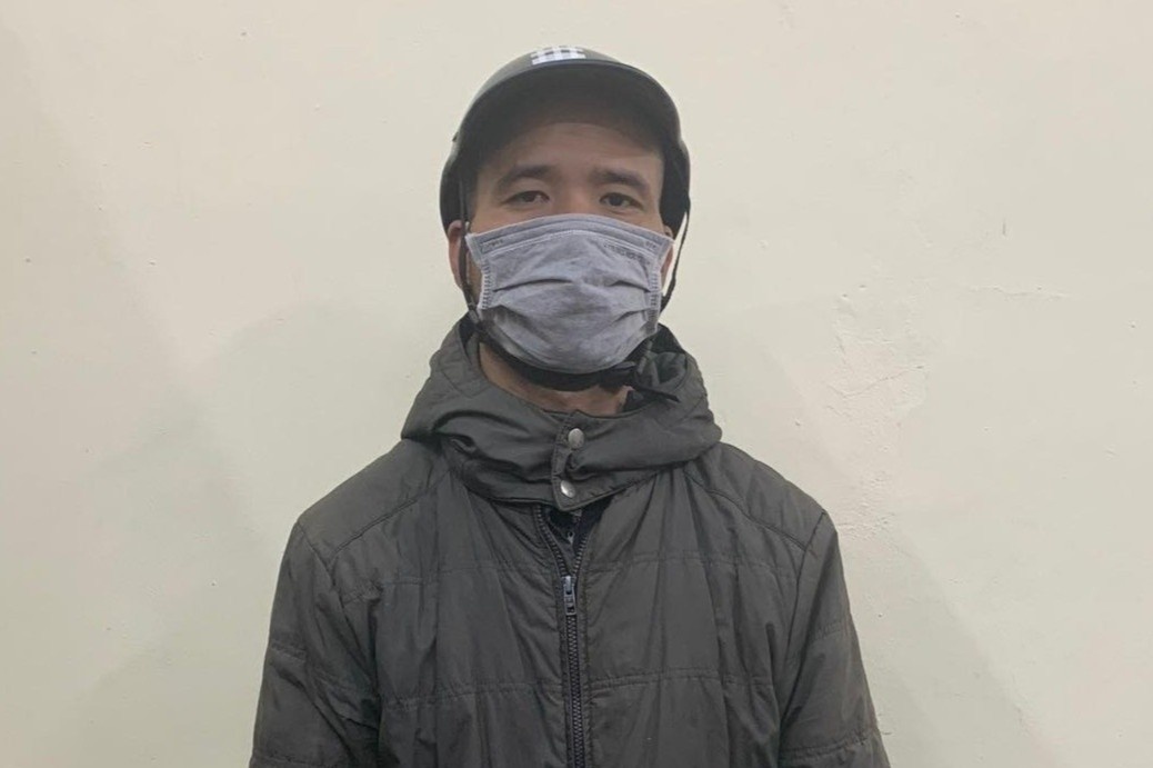 Che tai xu ly nguoi dan ong khieu dam truoc cong Dai hoc Thuong mai hinh anh