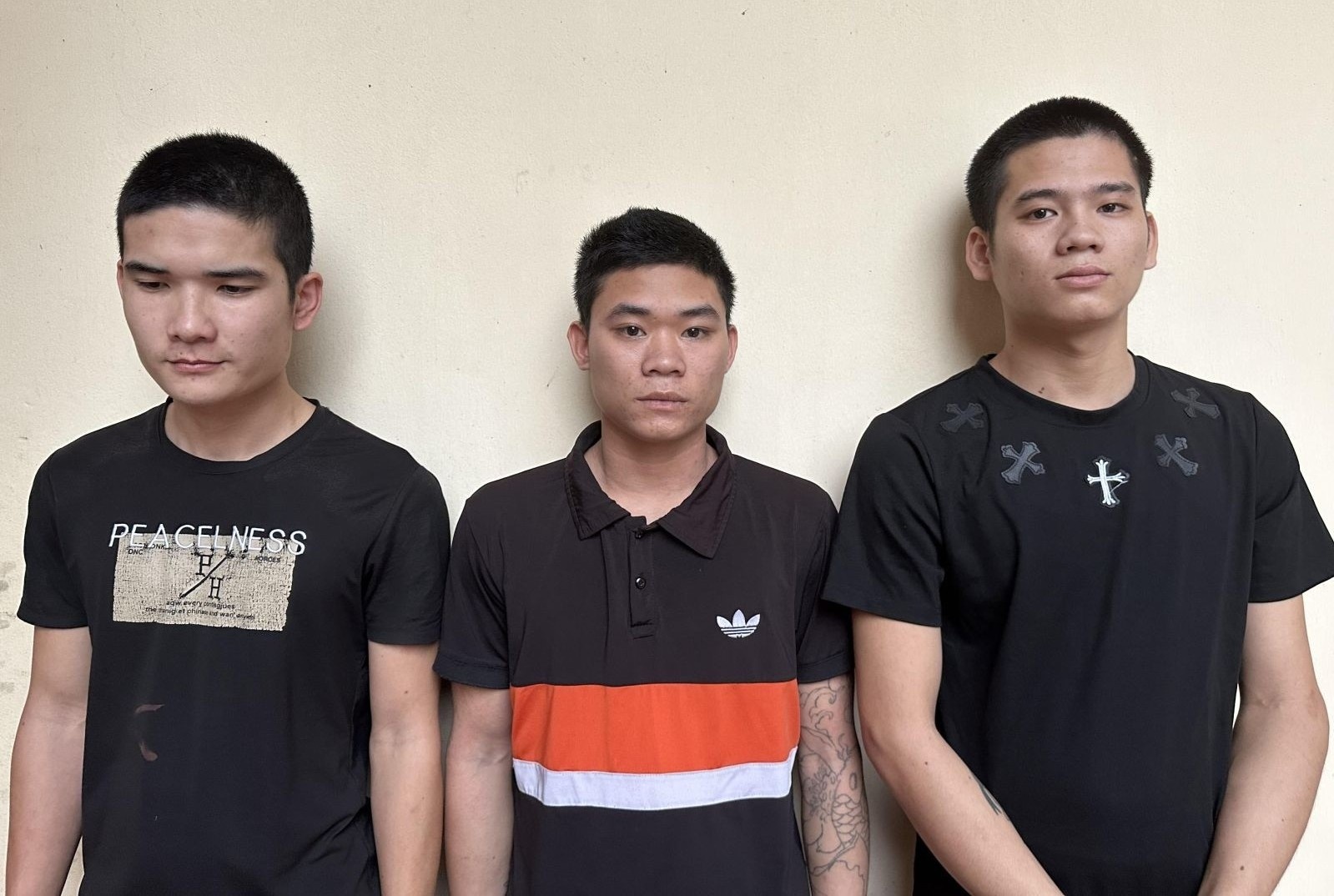 Bat nhot nguoi khac vi nghi ban gai bi du do vao lam o quan karaoke hinh anh