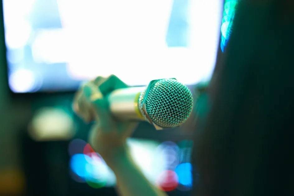 Giai cuu thieu nu bi lua vao quan karaoke hinh anh