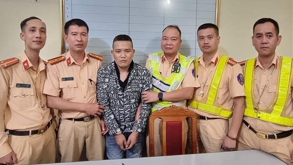 Khong che doi tuong buon ma tuy lao xe vao CSGT hinh anh