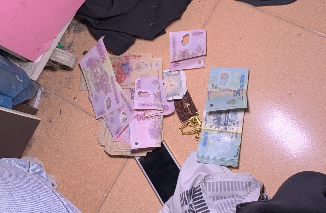 Trom day chuyen ban 400 trieu, nhom thanh nien 'vung tien' tieu xai hinh anh