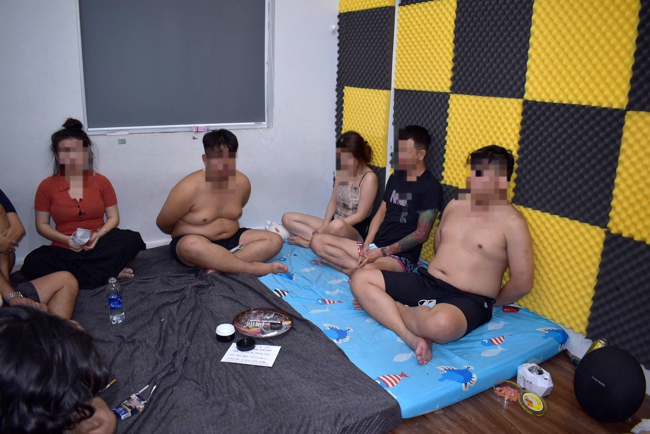 9 nguoi bay lac trong can ho chung cu hinh anh