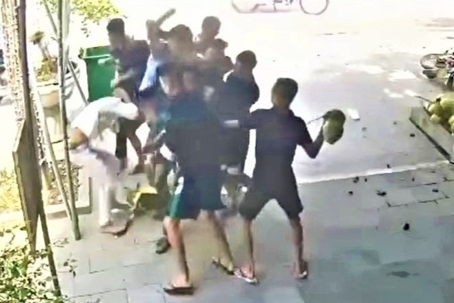 11 nguoi bi khoi to trong vu hang chuc thanh nien tham gia hon chien hinh anh