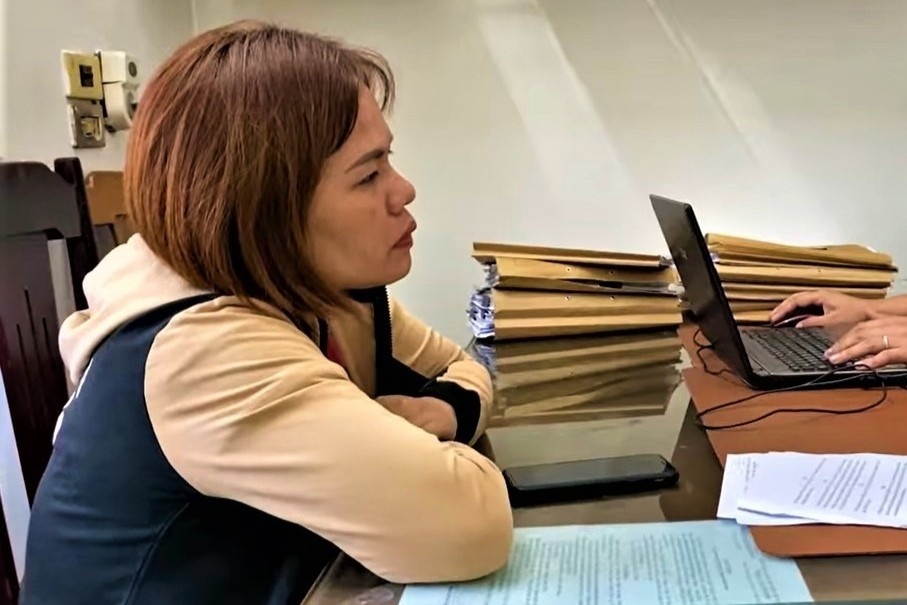 Nguoi phu nu moi gioi mai dam cho nhan vien voi gia 300.000 dong hinh anh