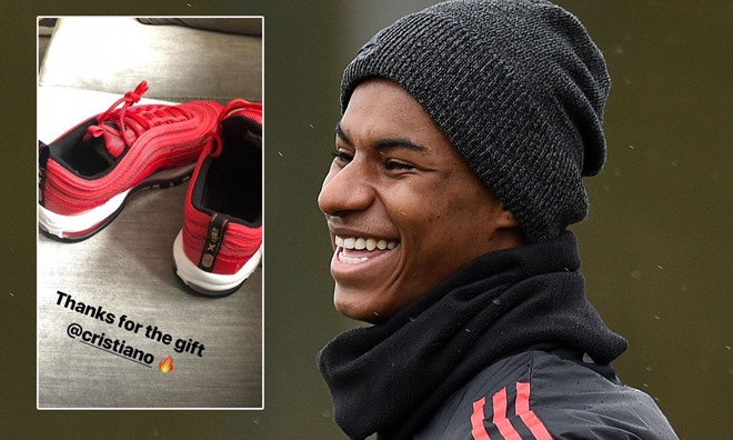 Ronaldo lai tang qua khung cho ‘truyen nhan’ o MU anh 1