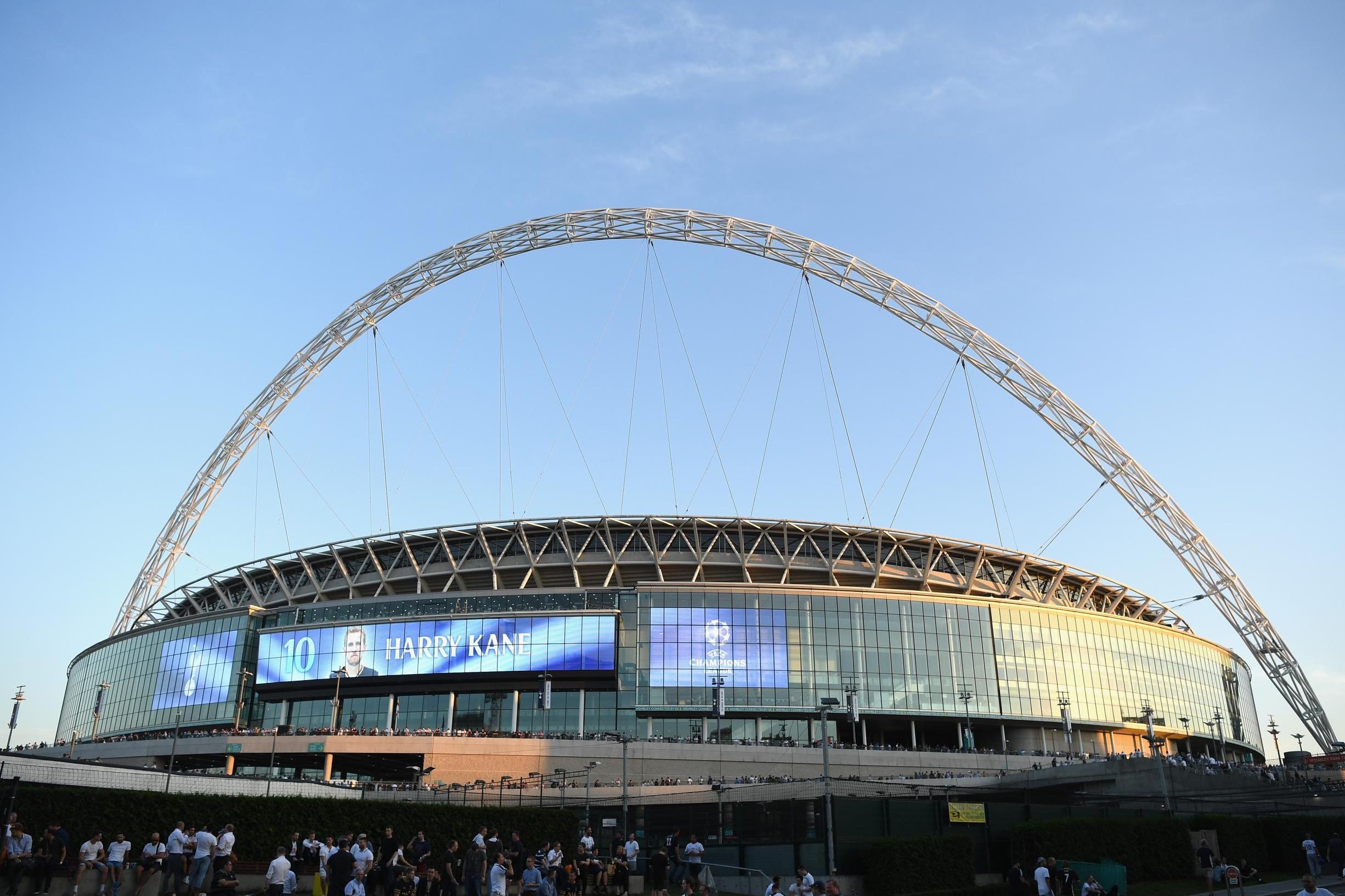 FA chuan bi ban san Wembley cho ong chu CLB Fulham hinh anh