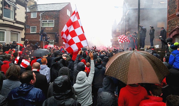 Liverpool ban chuyen an ninh tran ban ket luot ve Champions League hinh anh