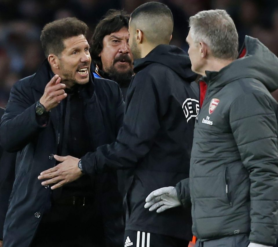 Diego Simeone bi cam chi dao o tran luot ve voi Arsenal? hinh anh