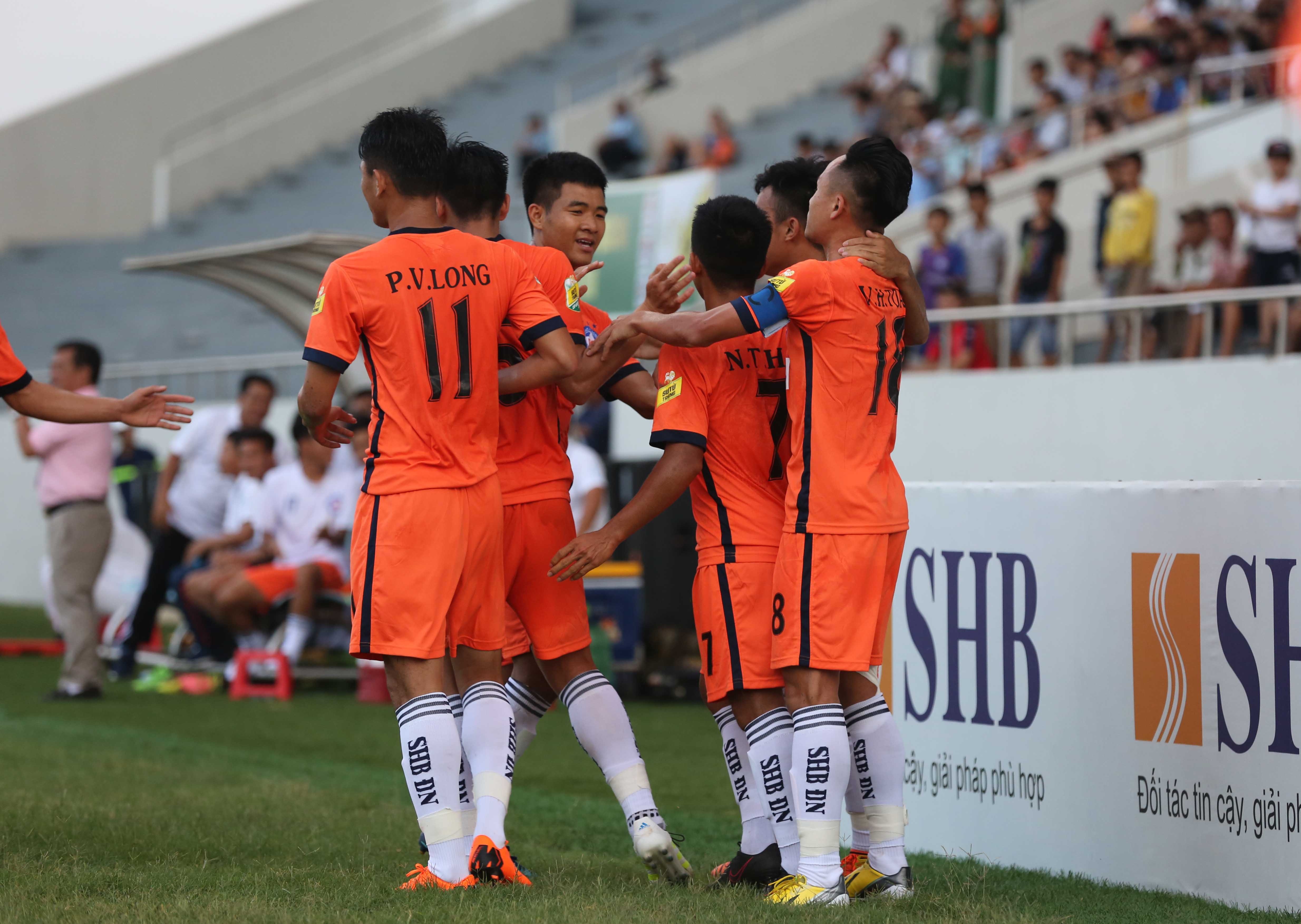 10 cầu thủ Đà Nẵng lao vào đòi nói chuyện phải trái với trọng tài ảnh 2 10 cau thu Da Nang lao vao doi noi chuyen phai trai voi trong tai anh 2