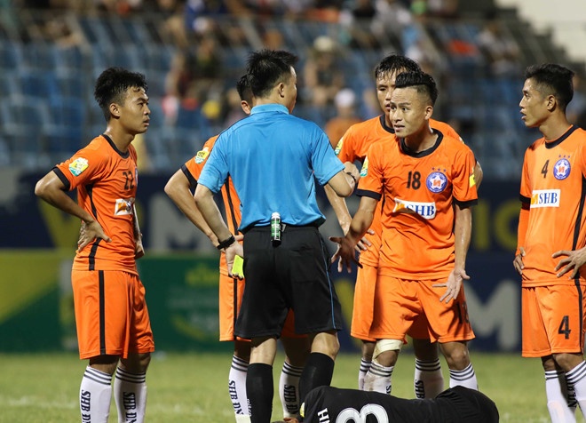 Cau thu Da Nang phan ung voi trong tai hinh anh