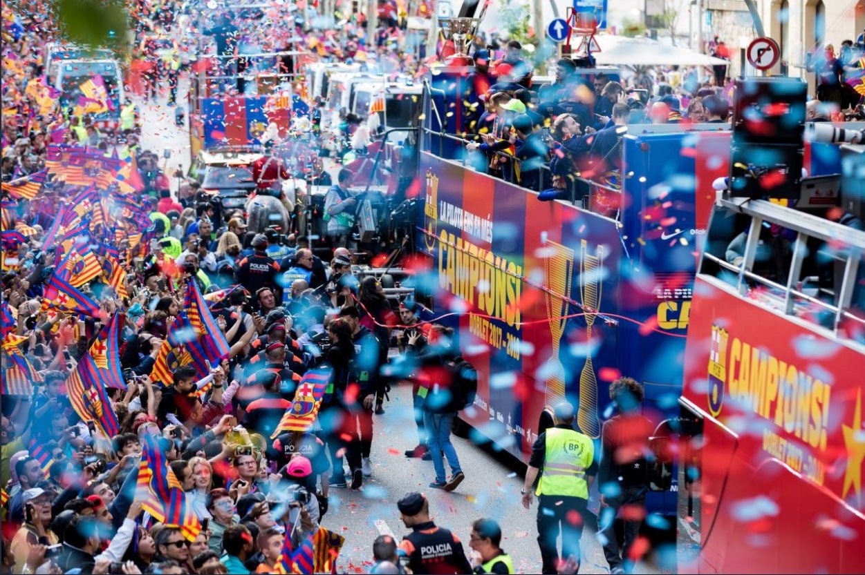 Messi,  Iniesta rang ro trong ngay Barcelona dieu hanh Cup vo dich anh 1