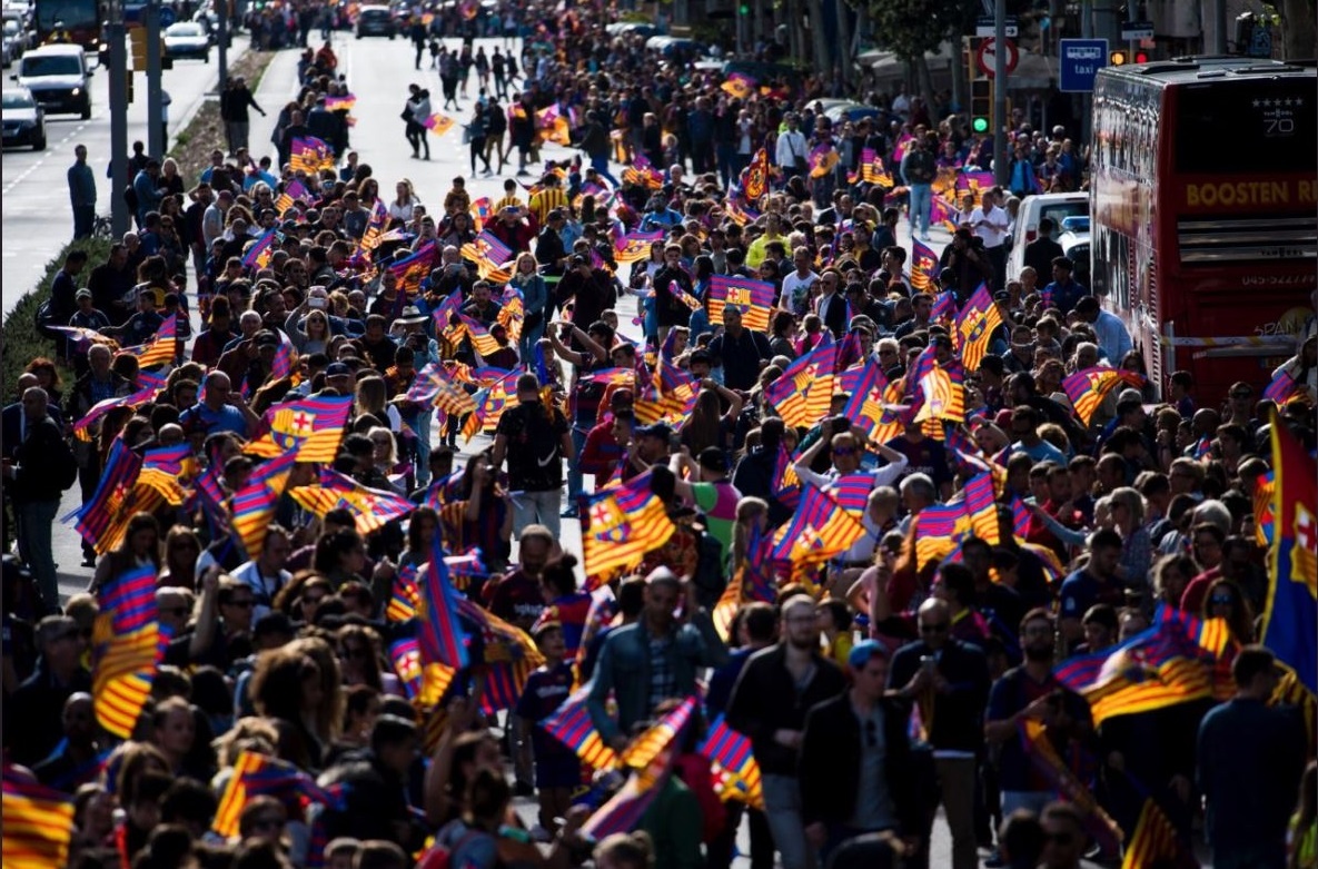 Messi,  Iniesta rang ro trong ngay Barcelona dieu hanh Cup vo dich anh 2
