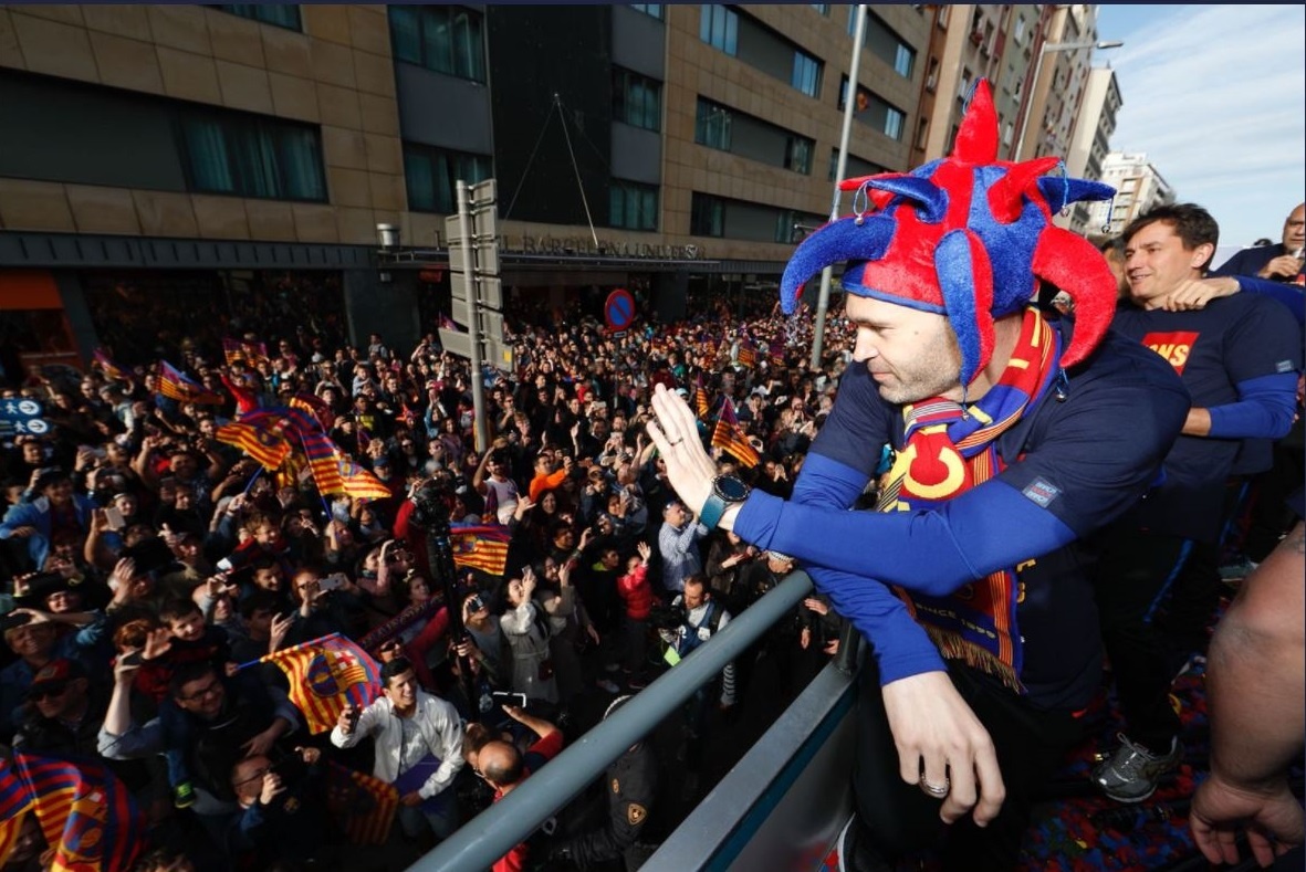 Messi,  Iniesta rang ro trong ngay Barcelona dieu hanh Cup vo dich anh 4