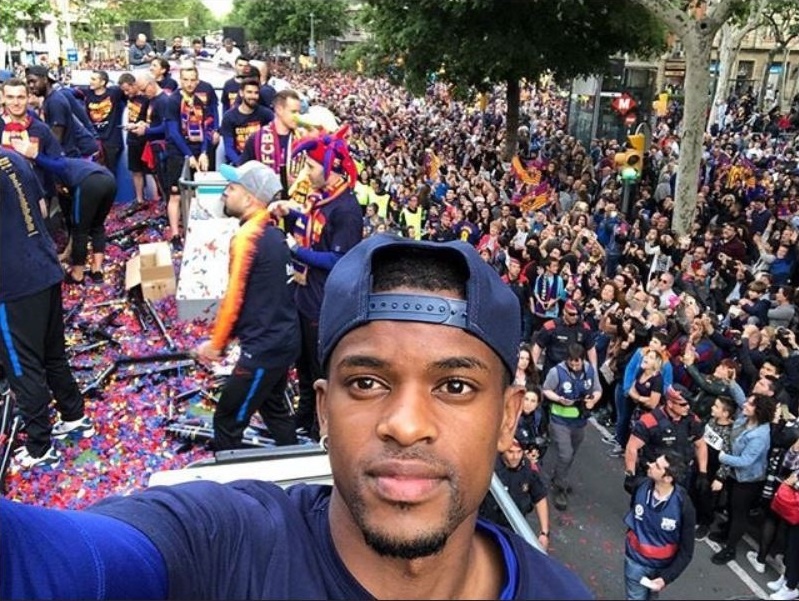 Messi,  Iniesta rang ro trong ngay Barcelona dieu hanh Cup vo dich anh 5