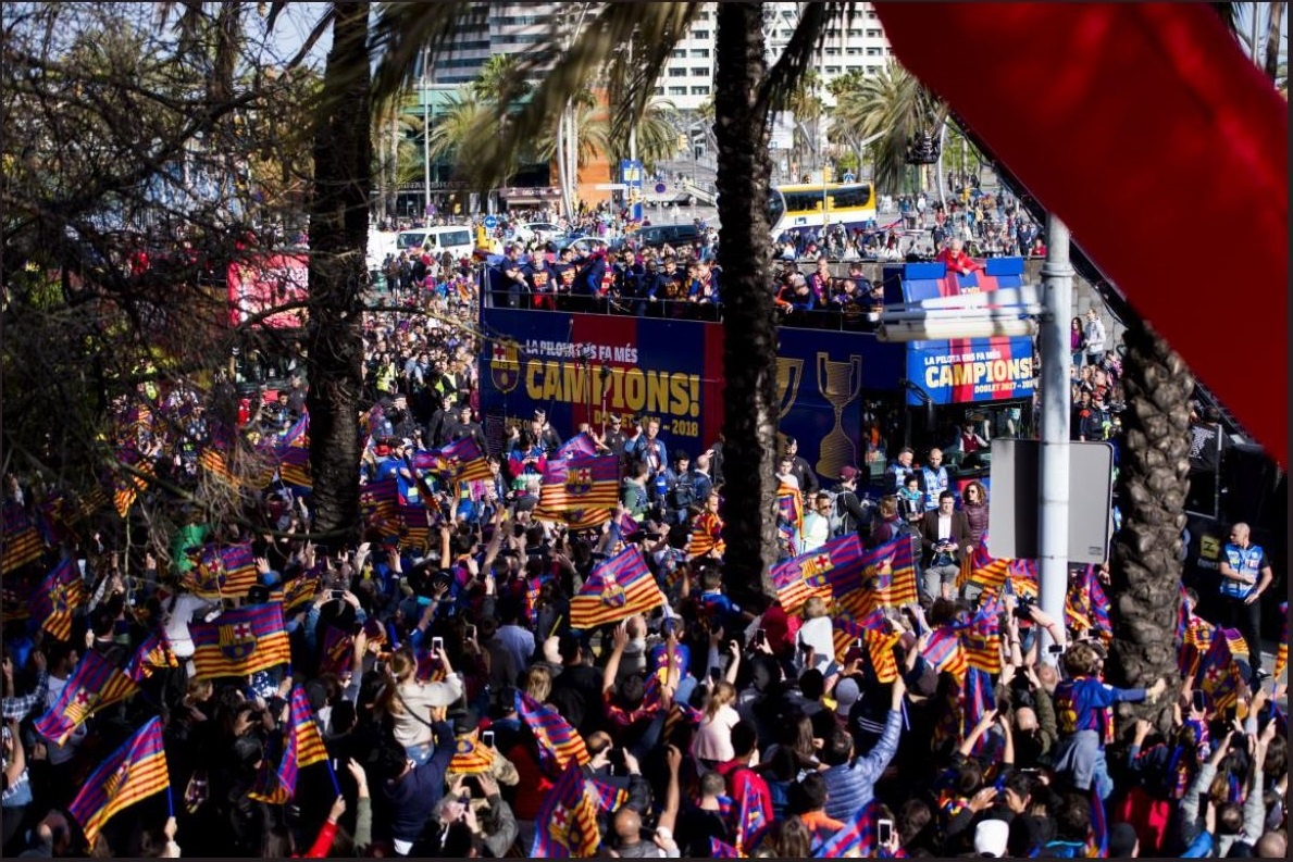 Messi,  Iniesta rang ro trong ngay Barcelona dieu hanh Cup vo dich anh 8