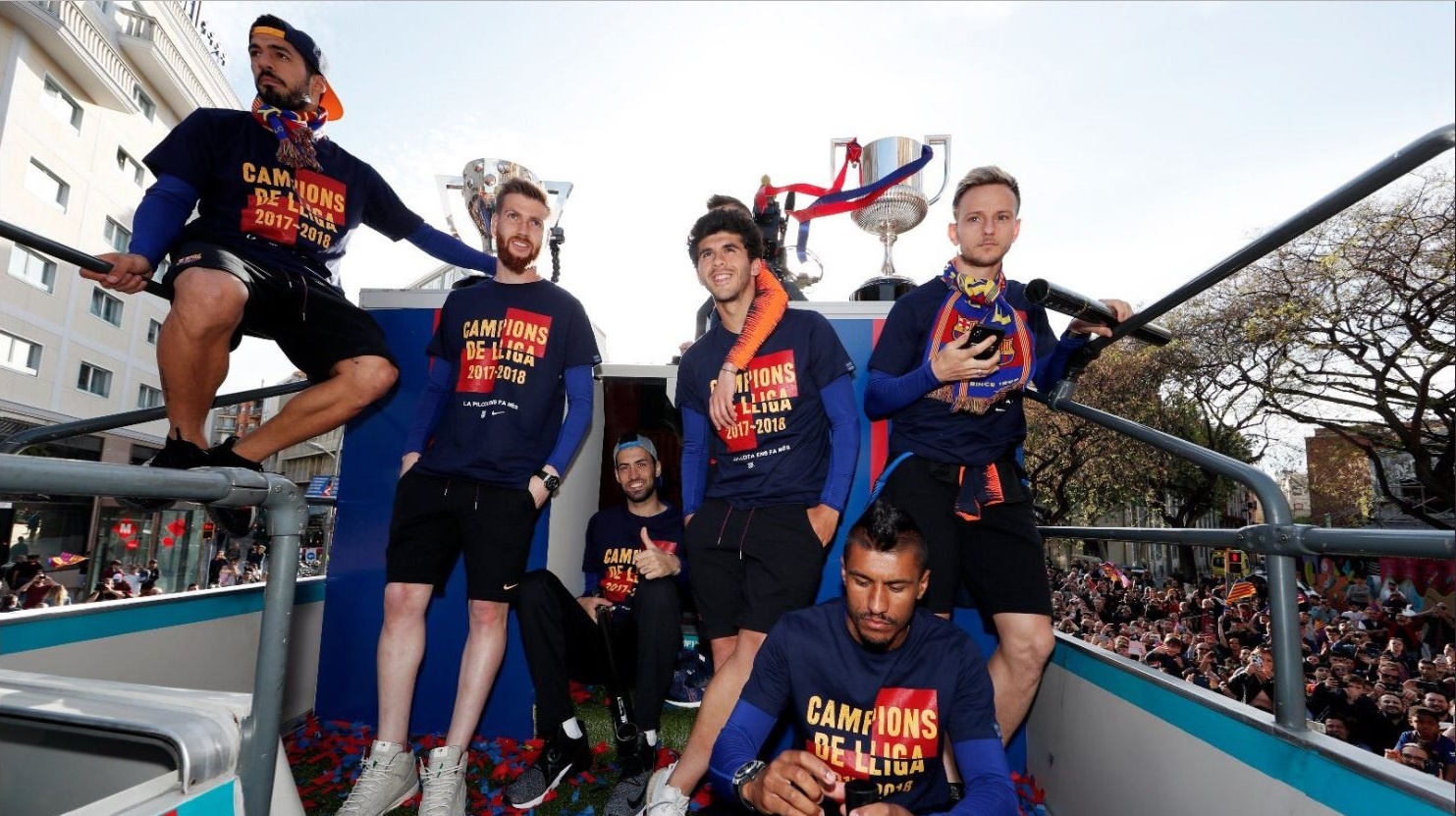 Messi,  Iniesta rang ro trong ngay Barcelona dieu hanh Cup vo dich anh 9