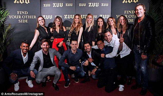 Messi, Suarez thoải mái ‘ăn chơi’ trước thềm El Clasico ảnh 1 Messi, Suarez thoai mai ‘an choi’ truoc them El Clasico anh 1