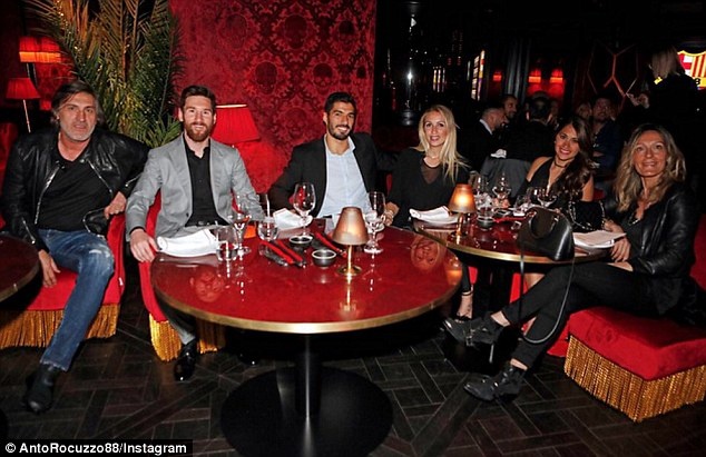 Messi, Suarez thoai mai ‘an choi’ truoc them El Clasico hinh anh