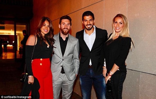 Messi, Suarez thoải mái ‘ăn chơi’ trước thềm El Clasico ảnh 4 Messi, Suarez thoai mai ‘an choi’ truoc them El Clasico anh 4