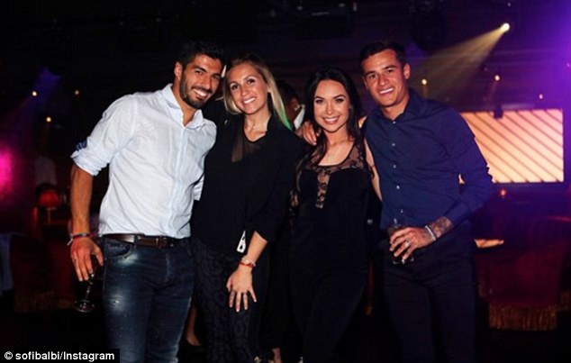 Messi, Suarez thoải mái ‘ăn chơi’ trước thềm El Clasico ảnh 5 Messi, Suarez thoai mai ‘an choi’ truoc them El Clasico anh 5