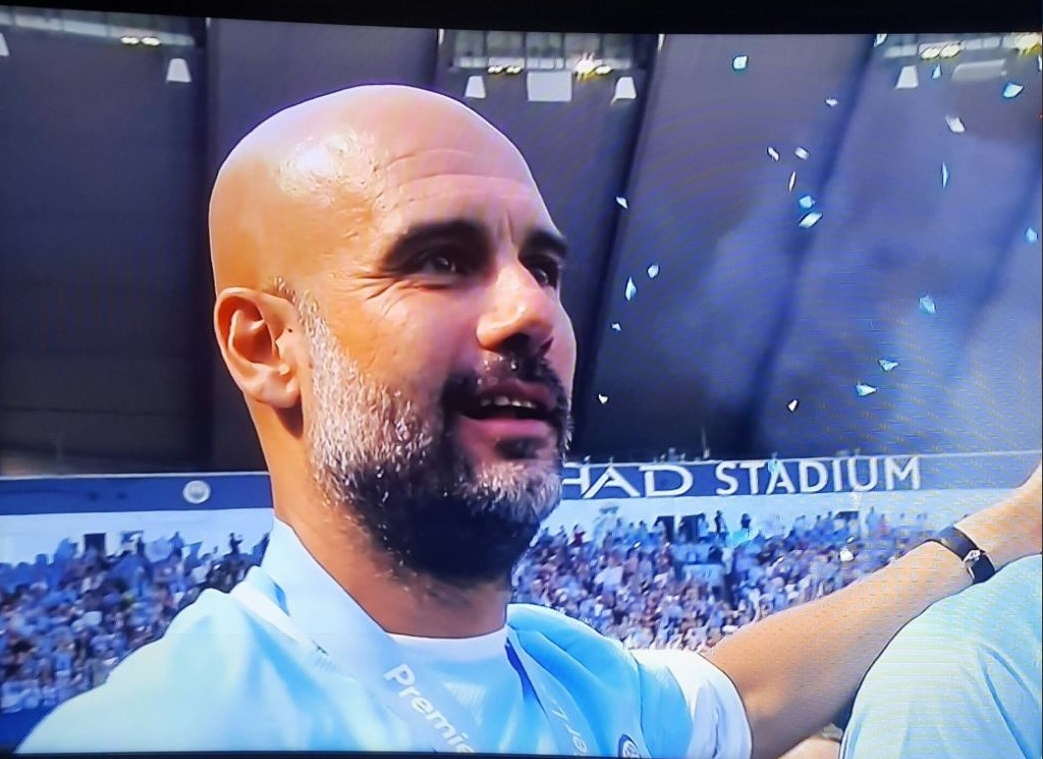 Pep Guardiola lang nguoi trong khoanh khac Man City nang Cup hinh anh