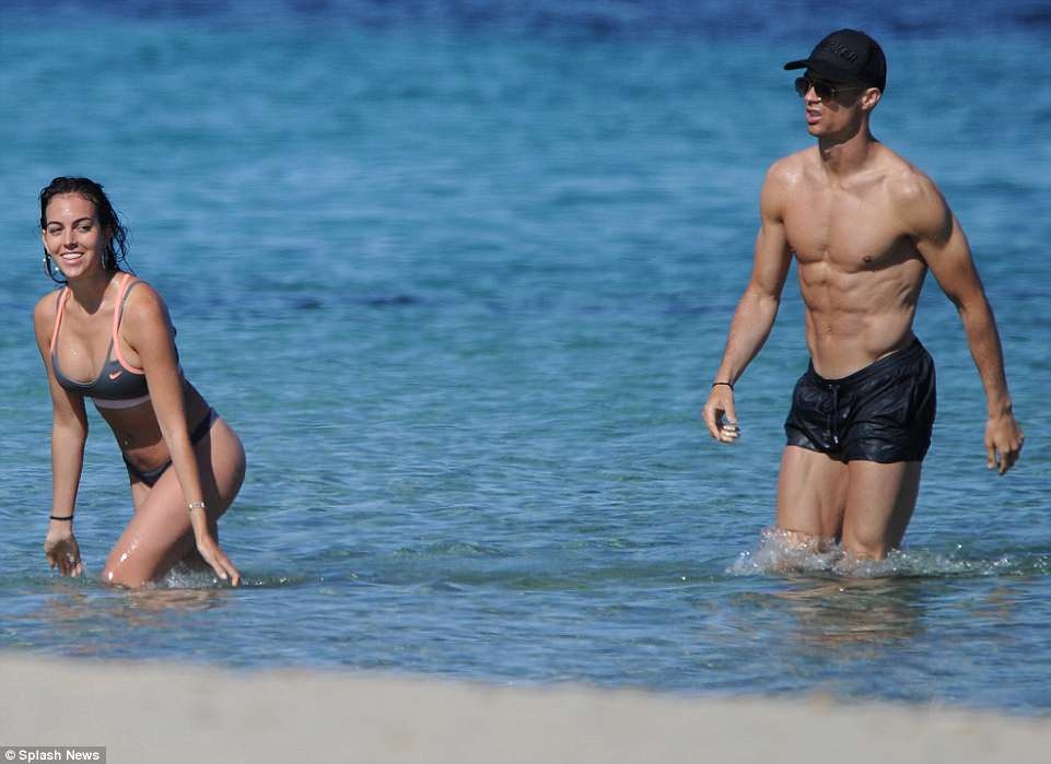 Xa street ben ban gai,  Ronaldo san sang cho chung ket Champions League anh 1