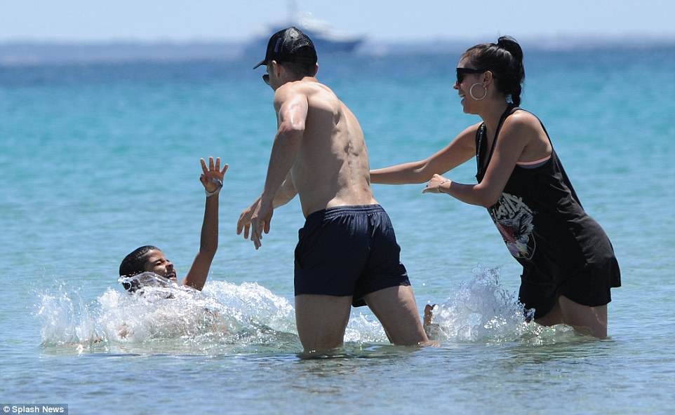 Xa street ben ban gai,  Ronaldo san sang cho chung ket Champions League anh 3