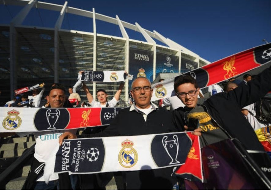 Truoc gio 'G',  CDV Liverpool nhuom do SVD NSK Olympiyskyi anh 7