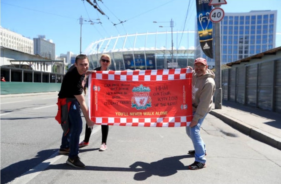 CDV xam logo Liverpool kin lung,  san sang tiep lua cho thay tro Klopp anh 1